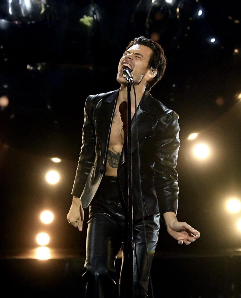 ravybavy's tweet photo. ladies and gentlemen... HARRY MOTHER FREAKING STYLES #HeWon #HarryAtTheGRAMMYs https://t.co/GvUtUMl50O