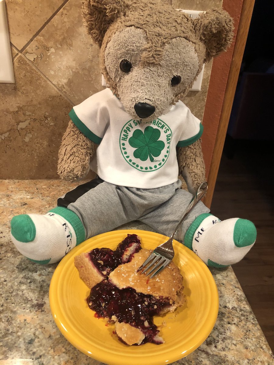 Duffy_theBear's tweet image. I chose marionberry pie for #PiDay!!