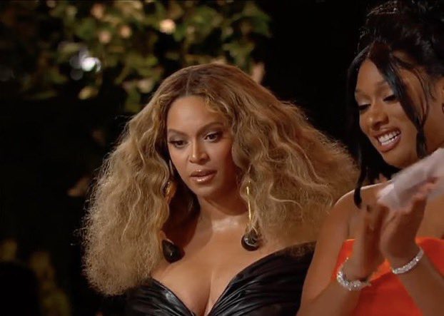 __Onixivy_'s tweet photo. Beyoncé just realized she was Beyoncé while on stage https://t.co/Ldlj2i6j23