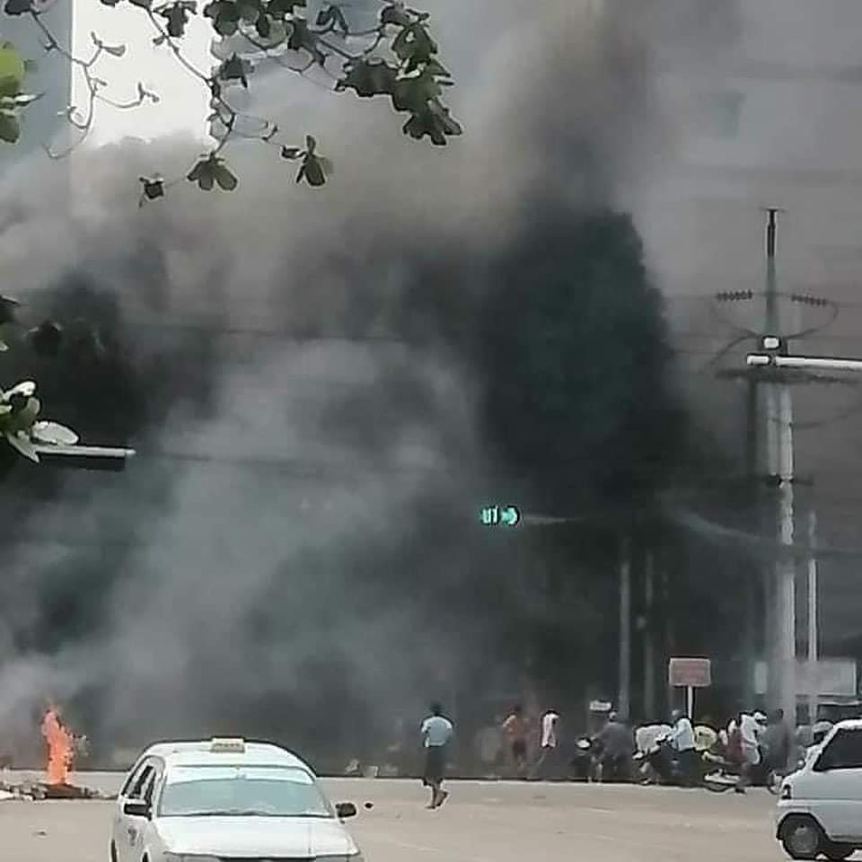 Jessicaaung4's tweet photo. God..help us!!!😭😭😭This is what happening in Myanmar now!!!No justice!!!No human rights!!!#whathappeninginmyanmar🇲🇲
#RejectMilitaryCoup https://t.co/3ZSs4WoPvM