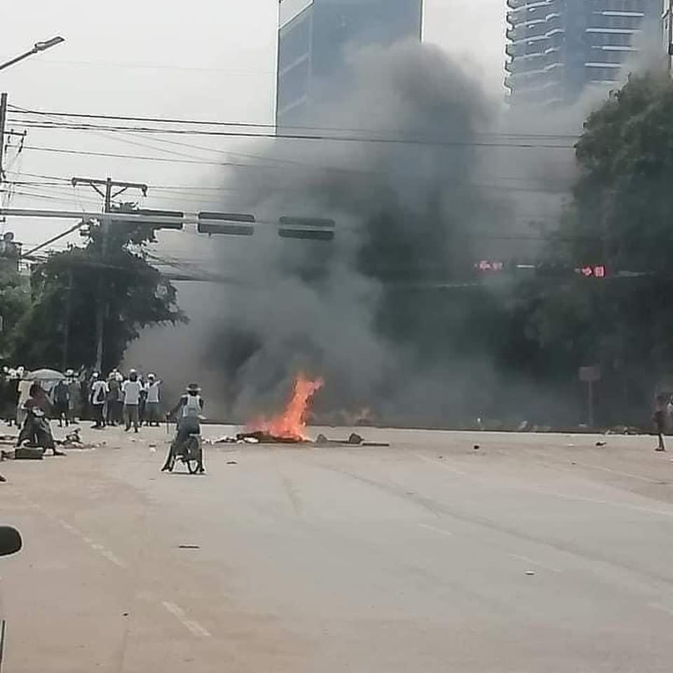 Jessicaaung4's tweet photo. God..help us!!!😭😭😭This is what happening in Myanmar now!!!No justice!!!No human rights!!!#whathappeninginmyanmar🇲🇲
#RejectMilitaryCoup https://t.co/3ZSs4WoPvM