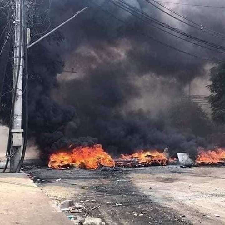 Jessicaaung4's tweet photo. God..help us!!!😭😭😭This is what happening in Myanmar now!!!No justice!!!No human rights!!!#whathappeninginmyanmar🇲🇲
#RejectMilitaryCoup https://t.co/3ZSs4WoPvM
