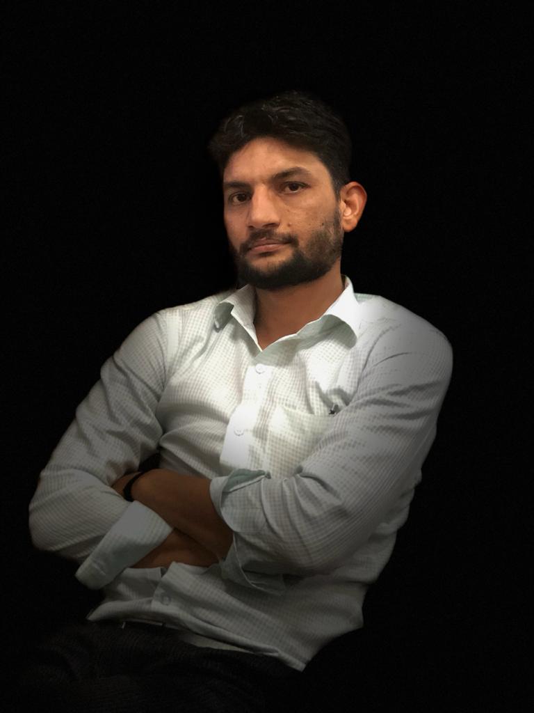 हल्की-फुल्की बगावत भी जरूरी है जनाब,
वरना....
अपनों की भीड़ में परायों को को पहचान पाने में थोड़ा वक्त लगेगा।