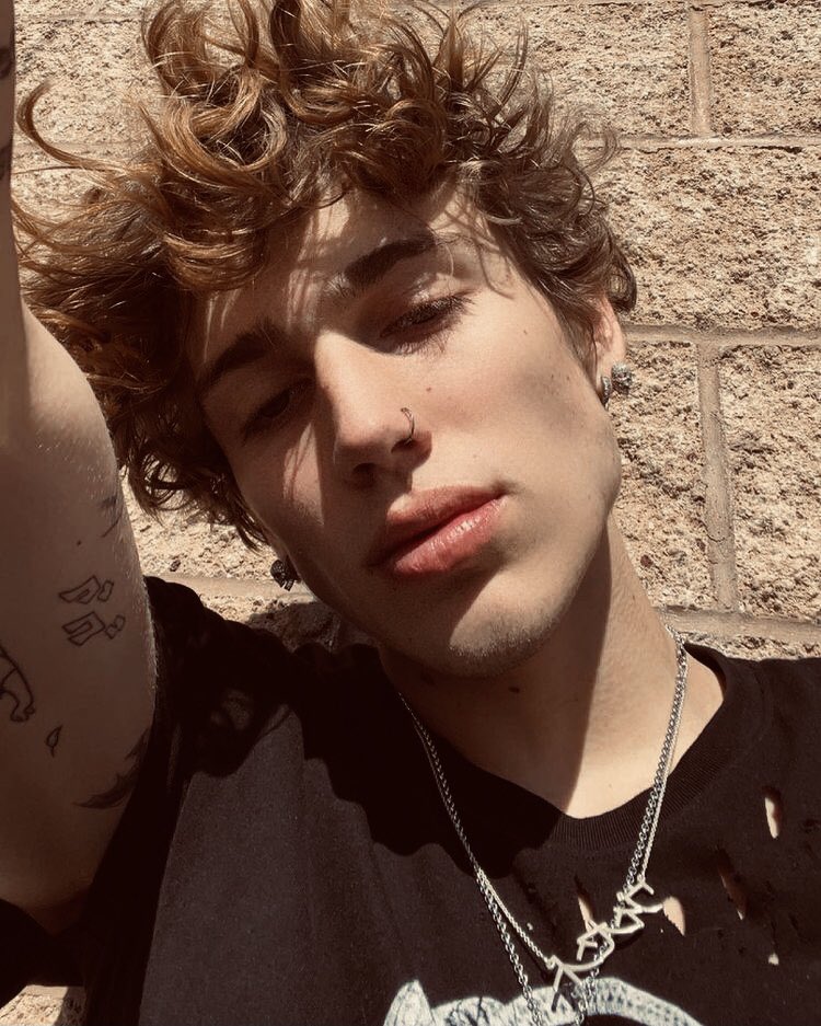 ⠀
⠀⠀⠀⠀——  noɯ  тhere's  α  (  *  𝕯evıl  )
⠀⠀⠀⠀on    mʏ   shoulder    ɯhere   тhe
⠀⠀⠀⠀⠀⠀⠀›  𝑨ngels used тo be  ❜
⠀