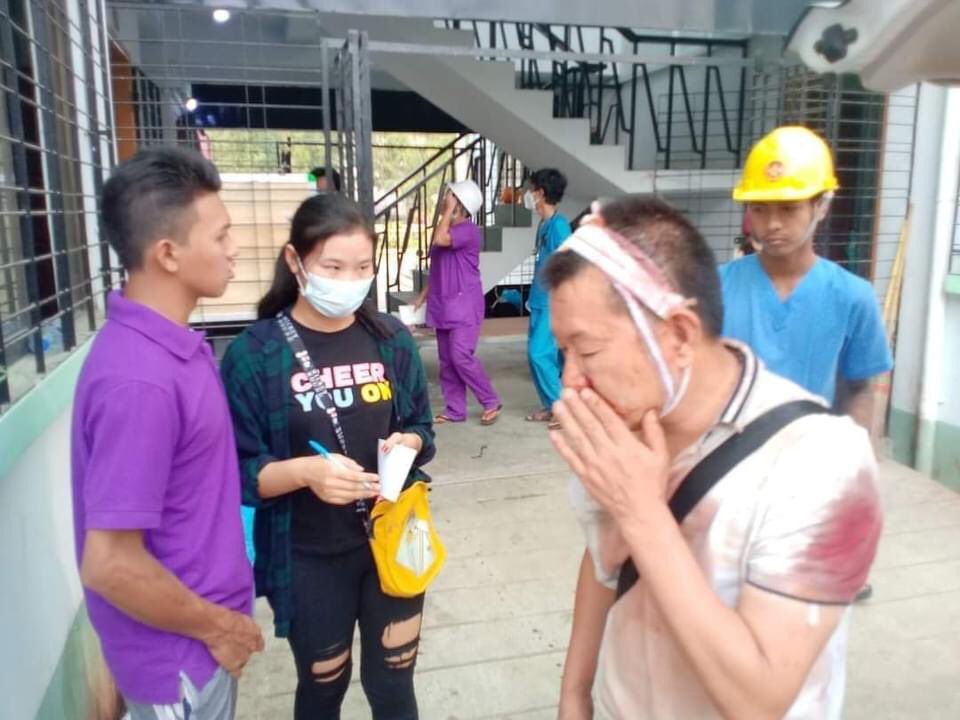 TuNineSan1's tweet photo. 缅甸的士兵 和警察烧毁了中国拥有的工厂 
မြန်မာစစ်သားများနှင့်ရဲများကတရုတ်ပိုင်စက်ရုံများကိုမီးရှို့ခဲ့တာပါ... 👇👇

စက်ရုံမီးမရှို့ဖို့ ရဲများကိုတောင်းပန်ပေမယ့် သေနတ်ဒင်နဲ့စောင့်ခံလိုက်ရတဲ့တရုတ်လူမျိုးနှစ်ယောက်...         #WhatsHappeningInMyanmar #Mar14Coup https://t.co/rjR3mkESRS