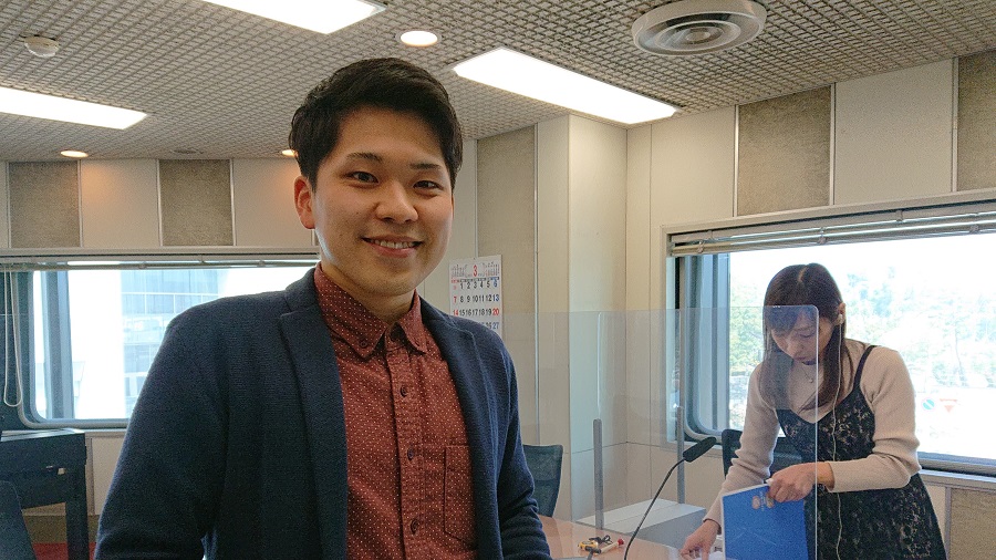 RNC_RADIO_FES's tweet photo. 祝🎉 卒業😭😭😭

#藤田崇寛 アナ、さわやかラジオ最後の登場。
4月からは #サッカー の #実況アナ するって😝
応援しとるで～😭

#石橋雅子 👹の目にも涙ｗ
#野並正佑 写真の顔にご注目

#RNCラジオ https://t.co/QF5dGmqXAp