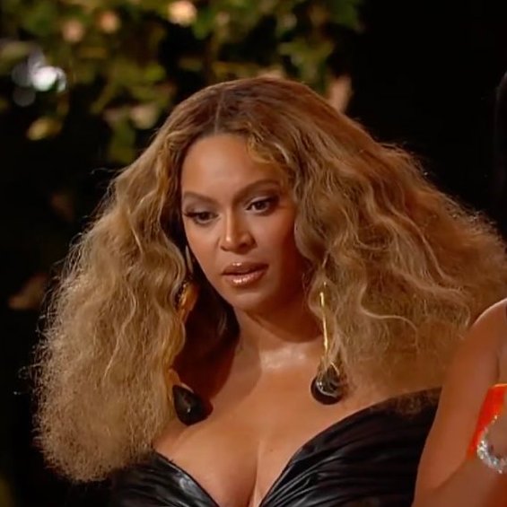 livionce's tweet photo. beyoncé descobrindo que acima dela só deus https://t.co/yYhVZOl60i