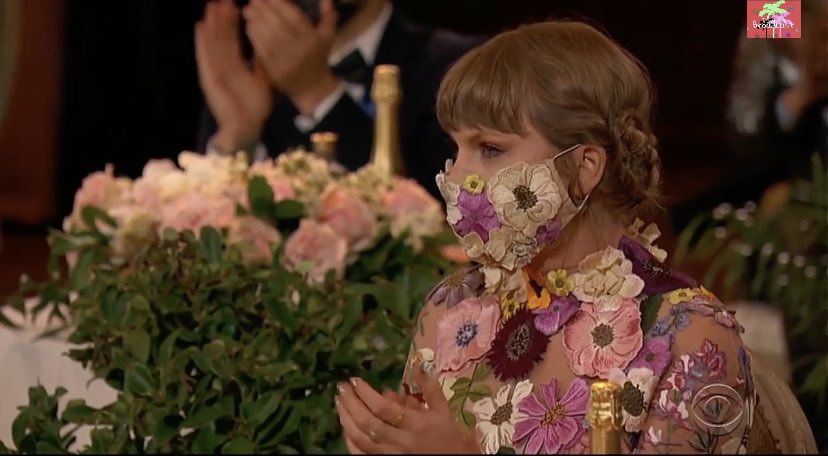 swifolkfolk's tweet photo. she looks sad 😭 https://t.co/9oKgstzTYi