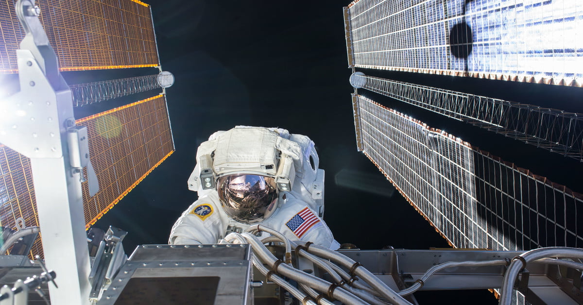 wallpeterson1's tweet photo. Why spacewalk training involves getting very wet: NASA describes spacewalks as “the most challenging task for an astronaut,” with rigorous training sessions involving lots of time inside a large pool. https://t.co/ZyjhFDNpee