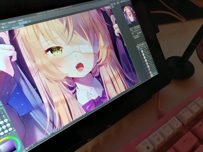 The tablet is small enough to be easily transported, but still large enough so that it is comfortable to use. You can connect it to your computer with the 3-in-1 cable, the installation is quick and easy, or to your phone (with certain phone models) 