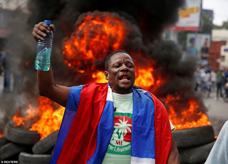 kewale_magazine's tweet photo. Ce combat se gagnera dans la durée.
Si vous pensez que nous allons baisser les bras vous vous tromper. 
Nous résisterons jusqu'au bout. 

#FreeHaiti 🇭🇹 https://t.co/Jee0HBCO6B