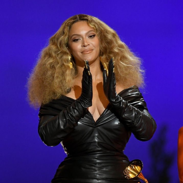 BeyonceMutiroes's tweet image. Com alguns minutos de aparição, Beyoncé já é a segunda artista mais comentada da noite, com mais de 600 mil tweets #GRAMMYs