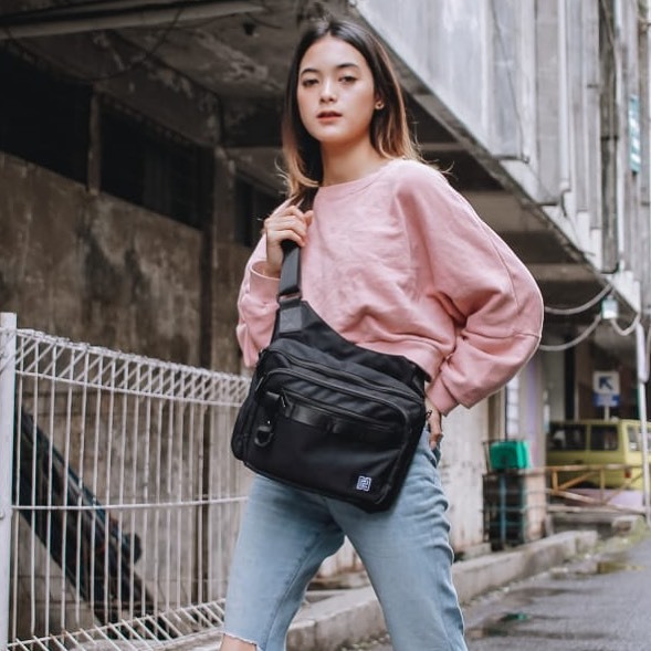 harlothid's tweet photo. Sigma slingbag, tas selempang yang muat untuk ipad 10", buat kamu yg bawaannya banyak dan cukup besar cocok nih pilih tas ini. #harloth #letsgowithharloth https://t.co/cflwDuSOwQ https://t.co/2otgDpf8wO