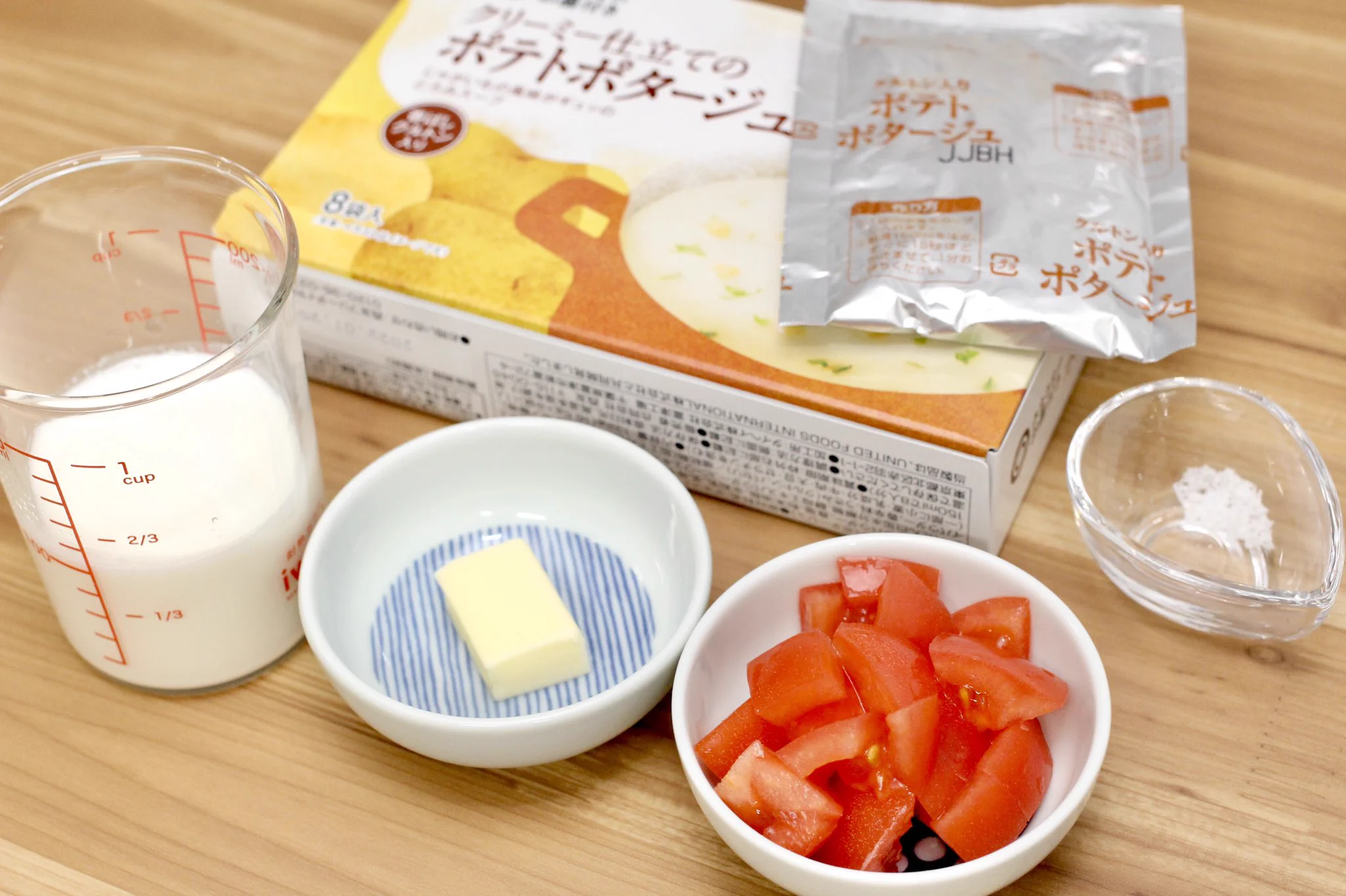 お家で楽しめるオシャレな味！ポタージュスープの素を使うから簡単に作れる「トマトのポタージュ」