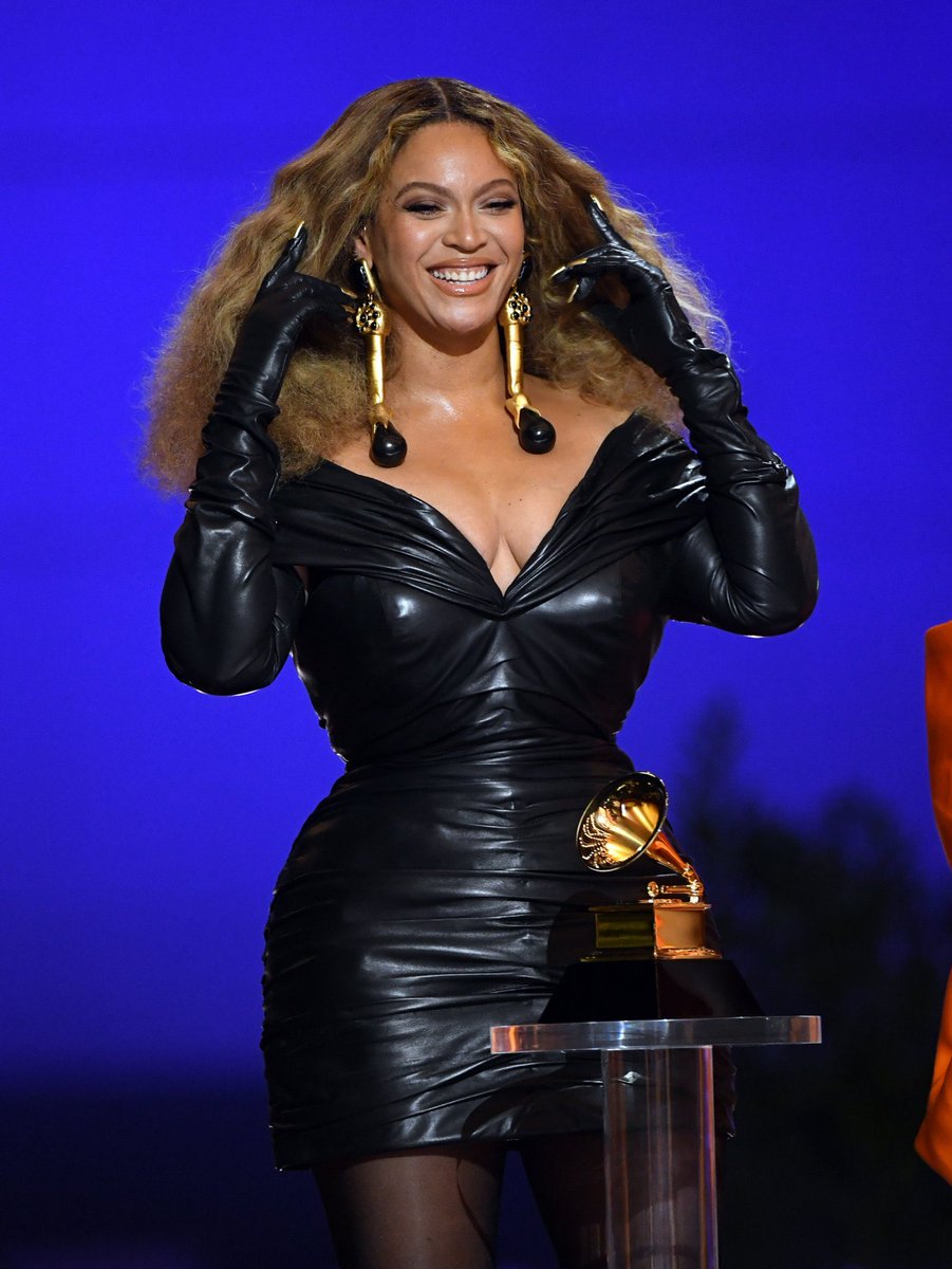 Fidback_cl's tweet photo. #Music: ¡Queen B! 👏🏼Beyonce se convierte en la artista con más #GRAMMYs en la historia, con un total de 28 galardones 🏆 https://t.co/gTEmGo3iac