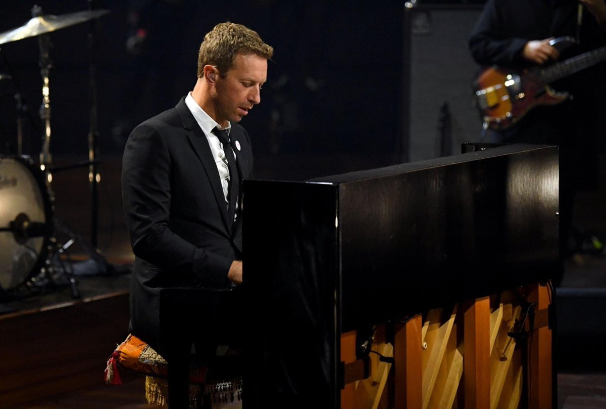 artefacto_radio's tweet photo. 🎶⭐️|| Gran actuación de #ChrisMartin esta noche junto a #BritannyHoward  en los #GRAMMYs https://t.co/eSIAhq6GH7