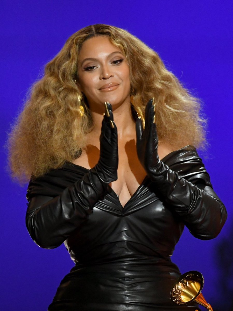 beyupdate's tweet photo. Para mim é uma honra viver na mesma época em que Beyoncé está no auge. É a história sendo feita diante dos nossos olhos! #GRAMMYs https://t.co/59GqvdNC8Q