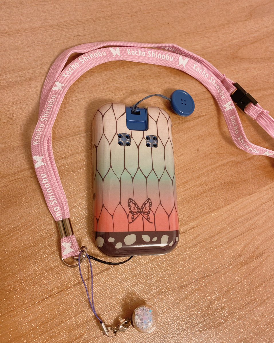 心結 Miyu 長女のキッズケータイ 胡蝶しのぶカバーになりました 子供用にしては なかなかいいお値段だったけど 半分出すからどうしても欲しい と言うので 半分はお小遣いでw 届いてみたら しのぶ仕様のストラップも保護フィルムもついてる 娘も
