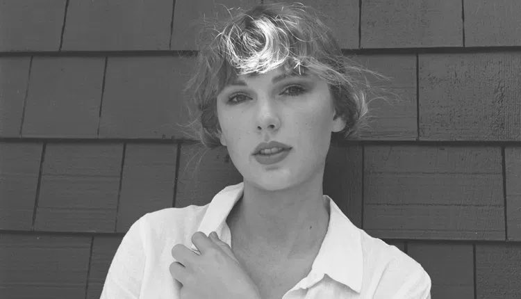 PopCrave's tweet image. .@TaylorSwift13 becomes the first woman in HISTORY to win Album of the Year at the #Grammys three times.