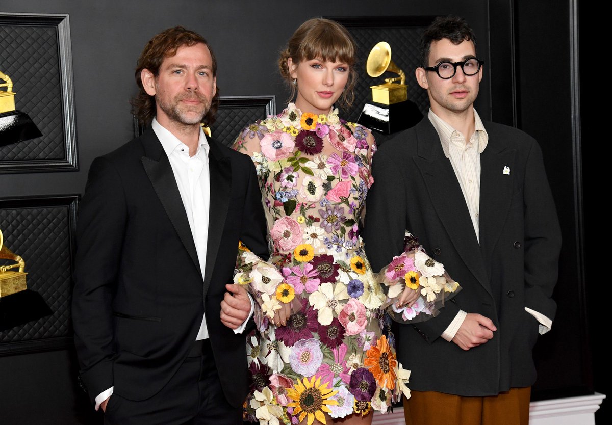 anarchistswift's tweet photo. @RecordingAcad @taylorswift13 THEY DID THAT https://t.co/Hoio4axpKl