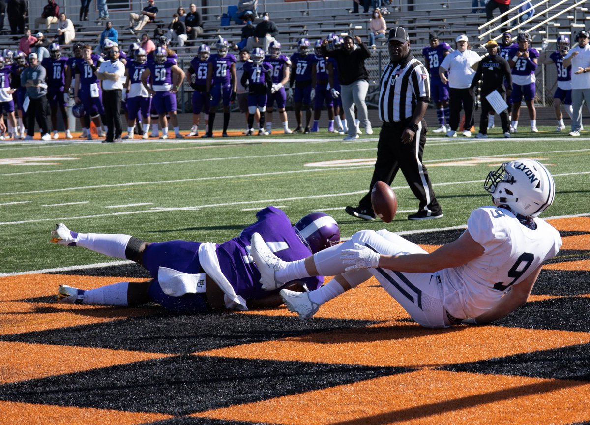 NelsonUFootball's tweet photo. 4th and Goal from the 4.... we are rolling with our 4️⃣
#BigTimePlayersMakeBigTimePlays 
#PressInPressOn
#TeamOfEVIDENCE https://t.co/I0KWU17QUg