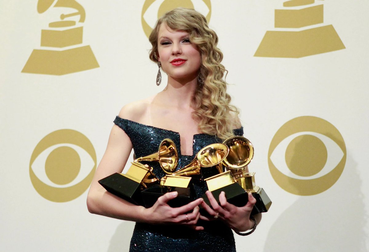 TSwiftLA's tweet image. 🏆|  #folkloreAlbum won Album of the Year! #GRAMMYs 

Taylor Swift is now the first female artist to win AOTY three times.

▫️Folklore
▫️1989 
▫️Fearless