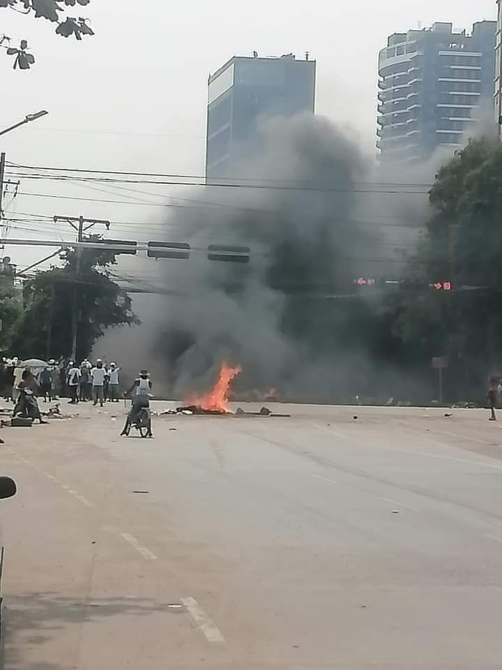 Lily91266350's tweet photo. Insein Pauk Taw in Myanmar💔
It's like a real battlefield 😭
Please share these pictures
So the world knows!!
We Need the Help
Please Save Myanmar 🇲🇲
#HearTheVoiceOfMyanmar
#RespectOursVotes
#FakeRepresentative
#WhatsHappeningInMyanmar
#SaveMyanmarCitizens https://t.co/pLu2YwJlWb