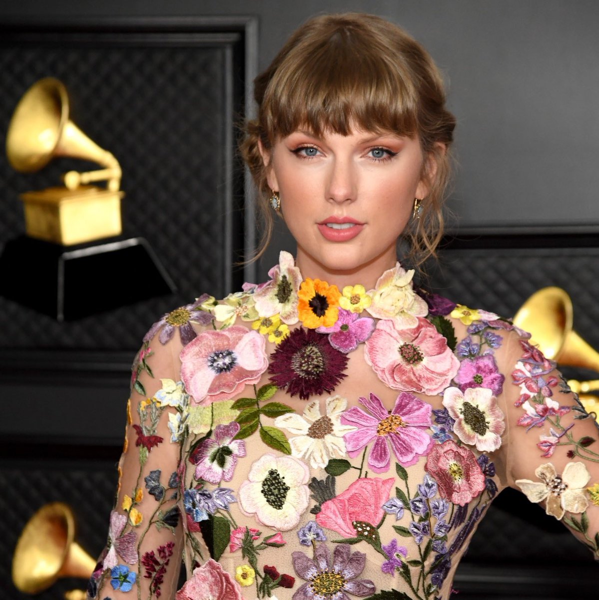 🏆| Taylor Swift has officially won ALBUM OF THE YEAR for #folklorealbum !

— Taylor is the first woman in HISTORY to win Album of the Year at the #Grammys three times!

CONGRATULATIONS <a href="/taylorswift13/">Taylor Swift</a>! 🎉