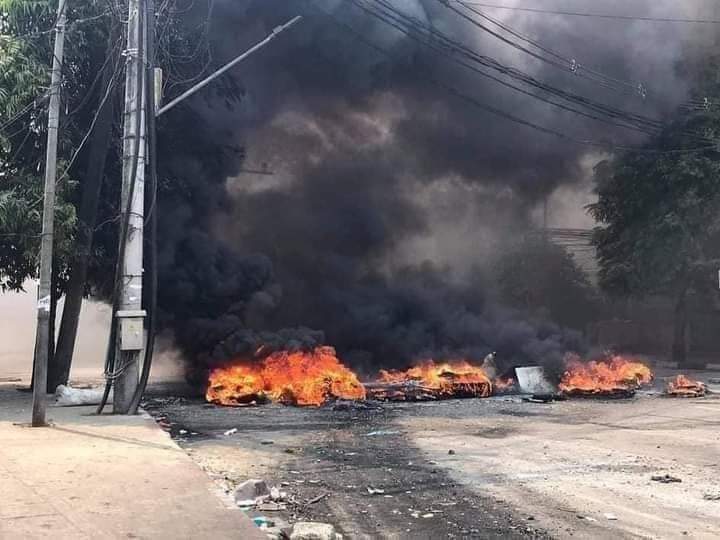 Lily91266350's tweet photo. Insein Pauk Taw in Myanmar💔
It's like a real battlefield 😭
Please share these pictures
So the world knows!!
We Need the Help
Please Save Myanmar 🇲🇲
#HearTheVoiceOfMyanmar
#RespectOursVotes
#FakeRepresentative
#WhatsHappeningInMyanmar
#SaveMyanmarCitizens https://t.co/pLu2YwJlWb