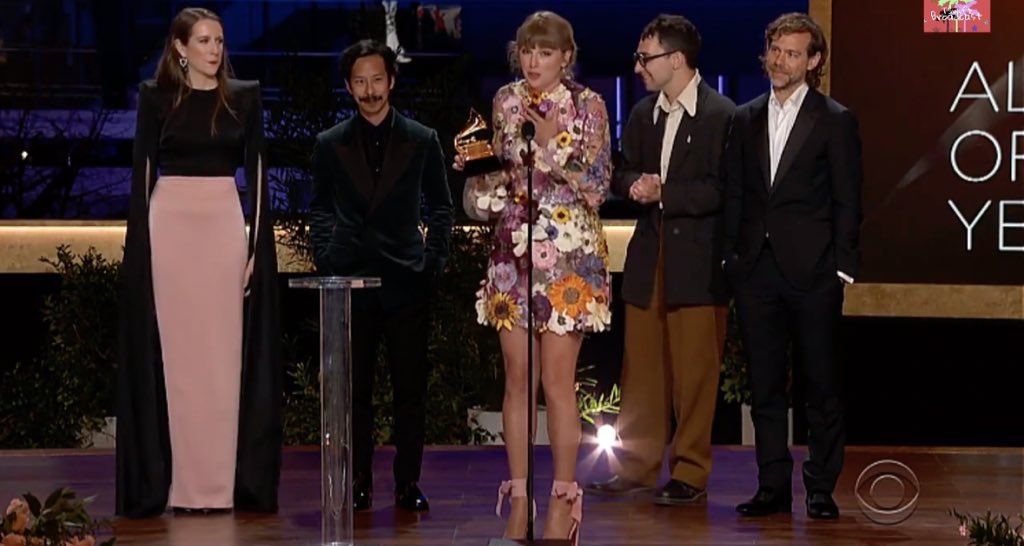 SwiftNYC's tweet photo. Taylor with her AOTY win for folklore is officially the first female artist to win AOTY thrice in history - the only other artists who have achieved this: Frank Sinatra, Stevie Wonder and Paul Simon 🏆 #Grammys https://t.co/QRgOdlwBWN