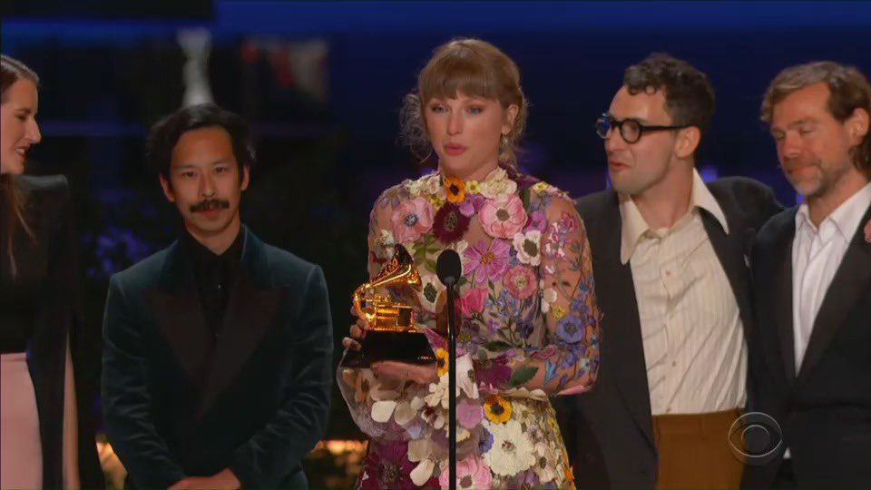 SwiftLife_1989's tweet photo. Taylor Swift became the first female artist in history to win AOTY 3 times and Beyonce becomes the most awarded singer in #Grammys history tonight was historic https://t.co/KQvWqcfBBI