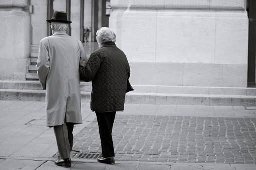 LetrasBreves's tweet photo. "Ambos quedaron flotando en un universo vacío, donde la única realidad cotidiana y eterna era el amor".

Gabriel García Márquez. https://t.co/cGy1OaVw39