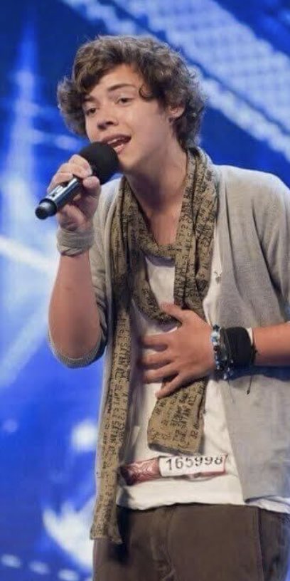 Simp4hazz's tweet photo. “Just How Fast The Night Changes”💚✨ #HarryStyles https://t.co/rQwwlHwUkq