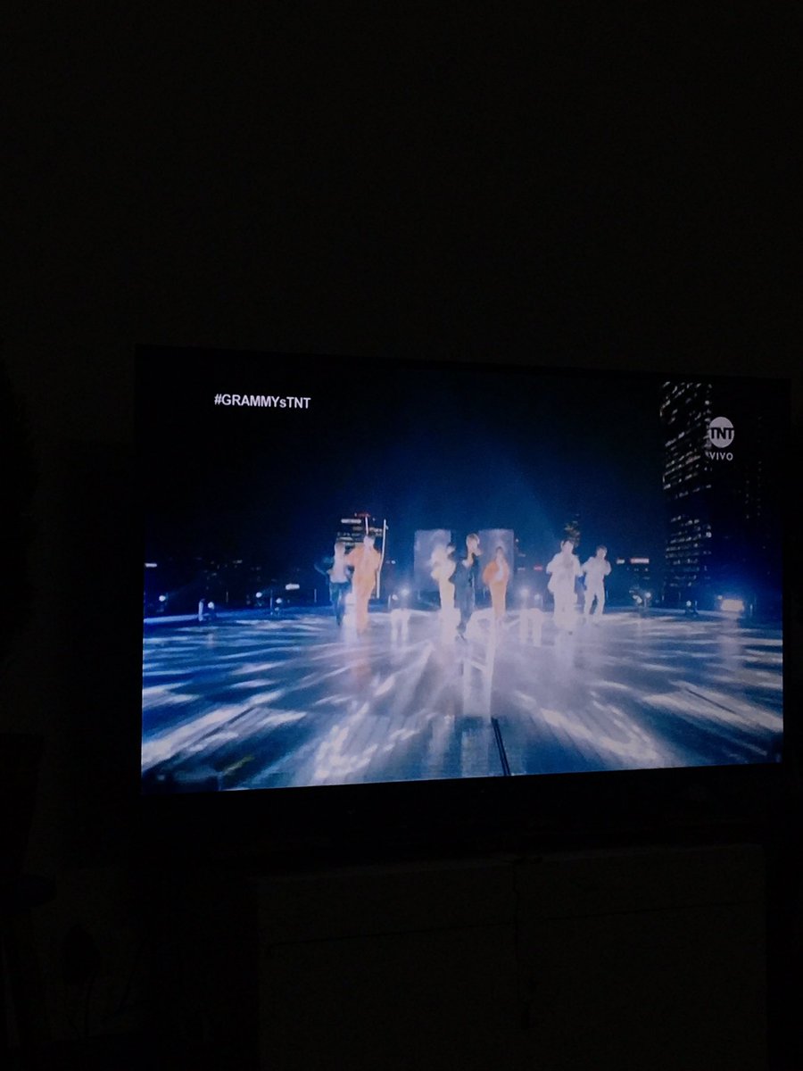 iris46980410's tweet photo. #GrammysTNT @BTS_twt 
#SetTheNightAlightBTS
#BTS_Dynamite 
#GrammysTNT 

WEON TAN POCO TIEMPO? Solo un fucking minuto? https://t.co/YezyppBF3i