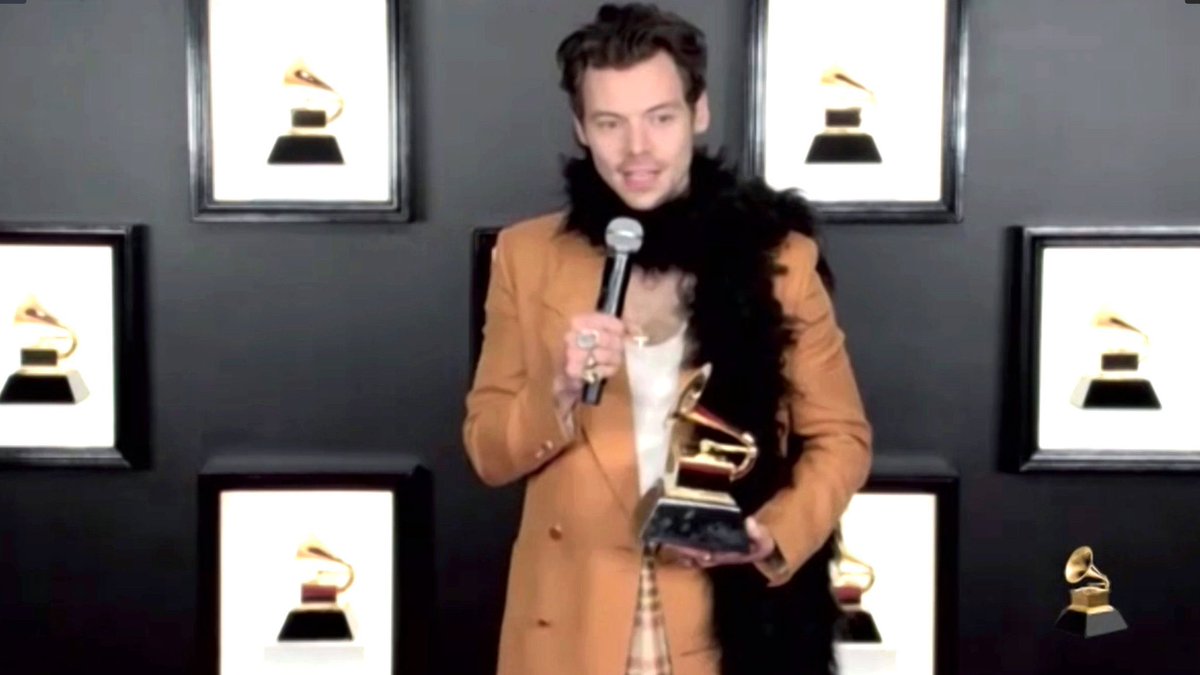 hstbrasil's tweet image. Harry com seu Grammy na sala de imprensa! 

#GRAMMYs