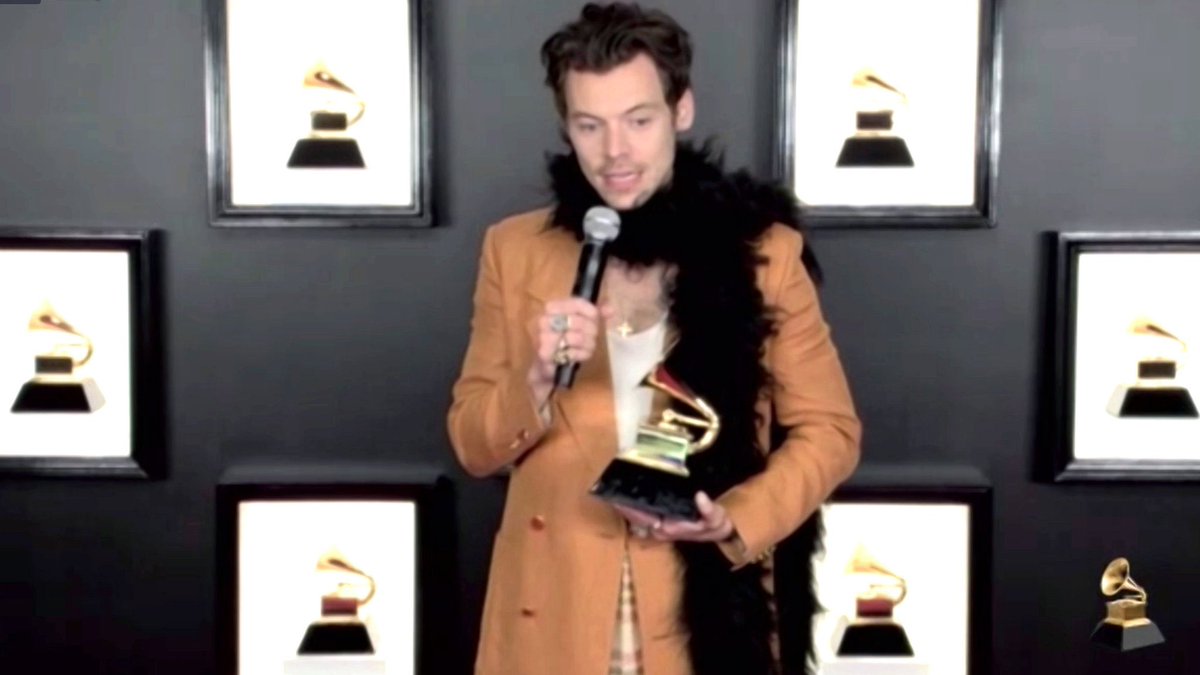 hstbrasil's tweet image. Harry com seu Grammy na sala de imprensa! 

#GRAMMYs