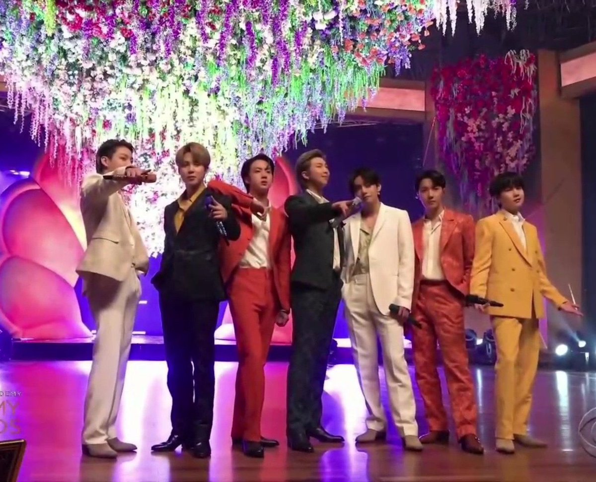 BangtanHouse13's tweet photo. Literalmente su presentación fue arte
#SetTheNightAlightsBTS @BTS_twt https://t.co/RaEgZ4q9rg