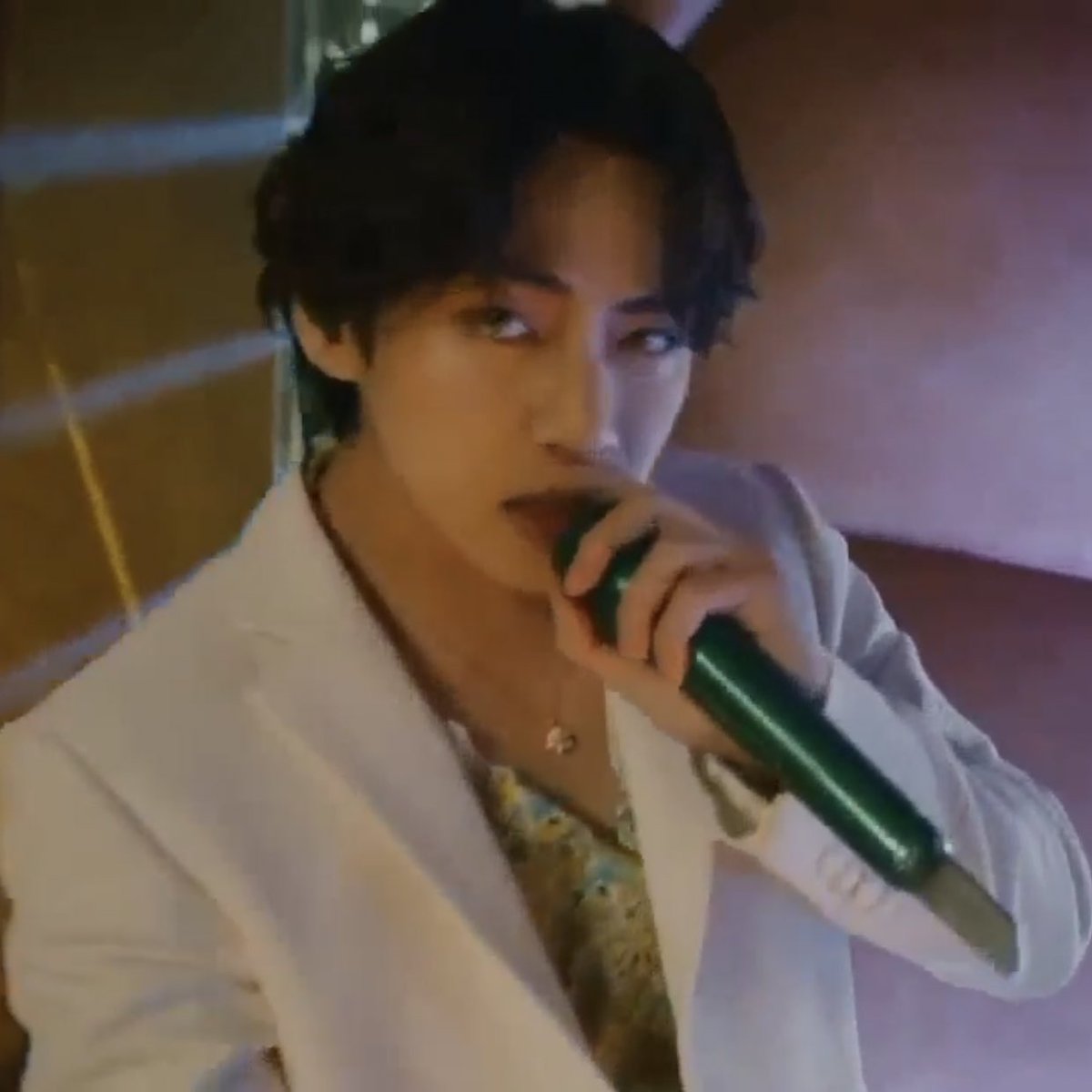 jjkfied's tweet photo. KIM TAEHYUNG OMG!

#SetTheNightAlightBTS
#BTSOurGreatestPrize #InTheStarsWithBTS #LightItUpBTS https://t.co/JEQYUX6N9z