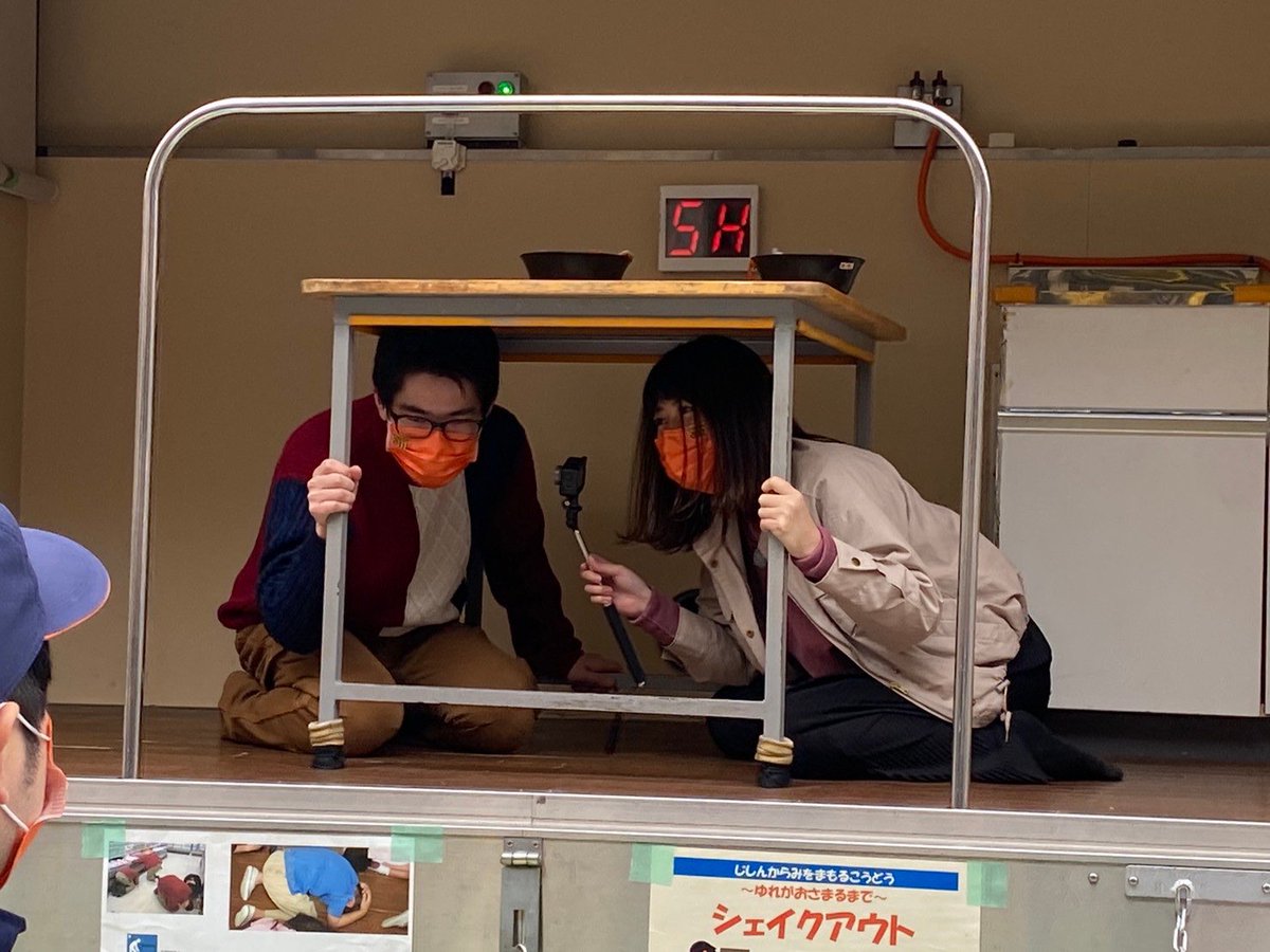 29marukochan's tweet photo. 4月放送の「くらだし」では、
ひらつな祭をお届けいたします😊
震災時に被災地で薬局機能をはたすモバイルファーマシー🚐土のうを積む体験…防護服👕づくり…
いろんな体験をしました😊
みなさんも放送を見て改めて震災•防災について考えませんか？🧡

くらだし初回放送は
4月１日　13時からです😘🌟 https://t.co/xnYqnGdAg6