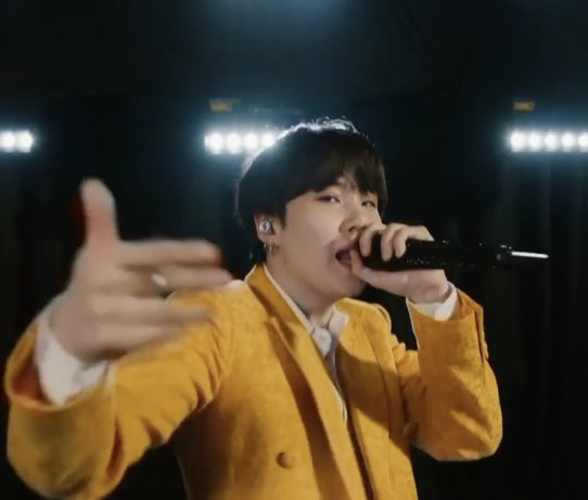 iLOVMIN_'s tweet image. YOONGI CON TRAJE AMARILLO EL AMOR DE MI VIDA