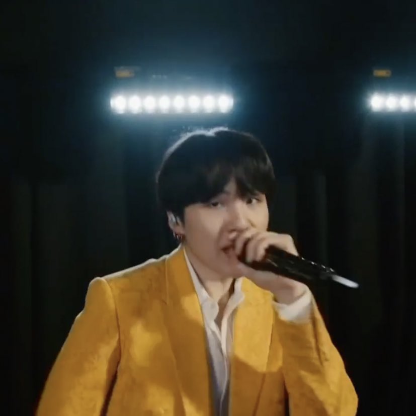 iLOVMIN_'s tweet image. YOONGI CON TRAJE AMARILLO EL AMOR DE MI VIDA