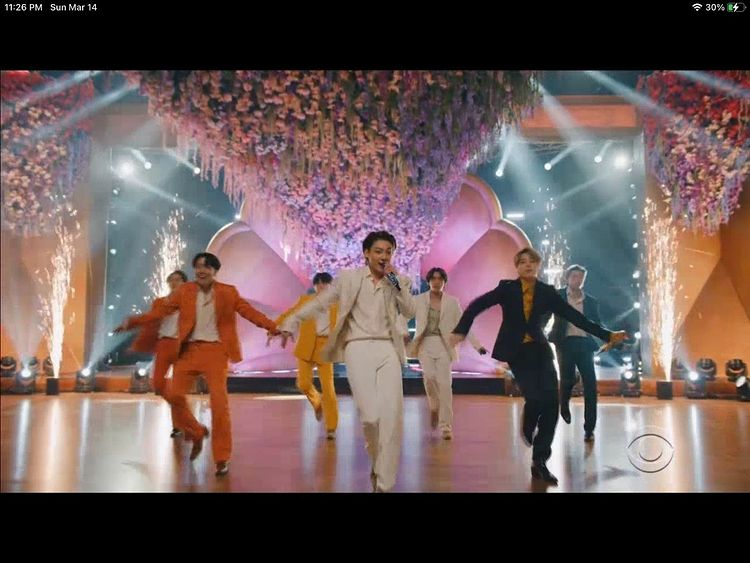 lapanochadebts1's tweet photo. BTS haciendo historia con la presentación, se merecían cantar toda su discografía y no solo una canción. En fin.
#BTS #BTSLightItUp @BTS_twt #BTSDynamite #BTS_Dynamite https://t.co/nMMnDYTKS4