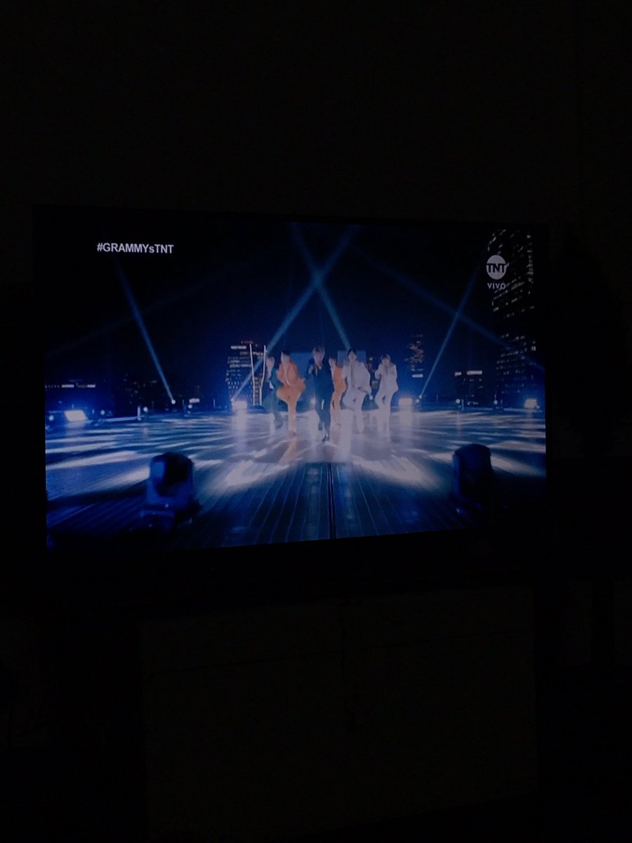 iris46980410's tweet photo. #GrammysTNT @BTS_twt 
#SetTheNightAlightBTS
#BTS_Dynamite 
#GrammysTNT 
Nunca me sentí tan usada pero en fin marketing 😳 https://t.co/y3i29HITj9