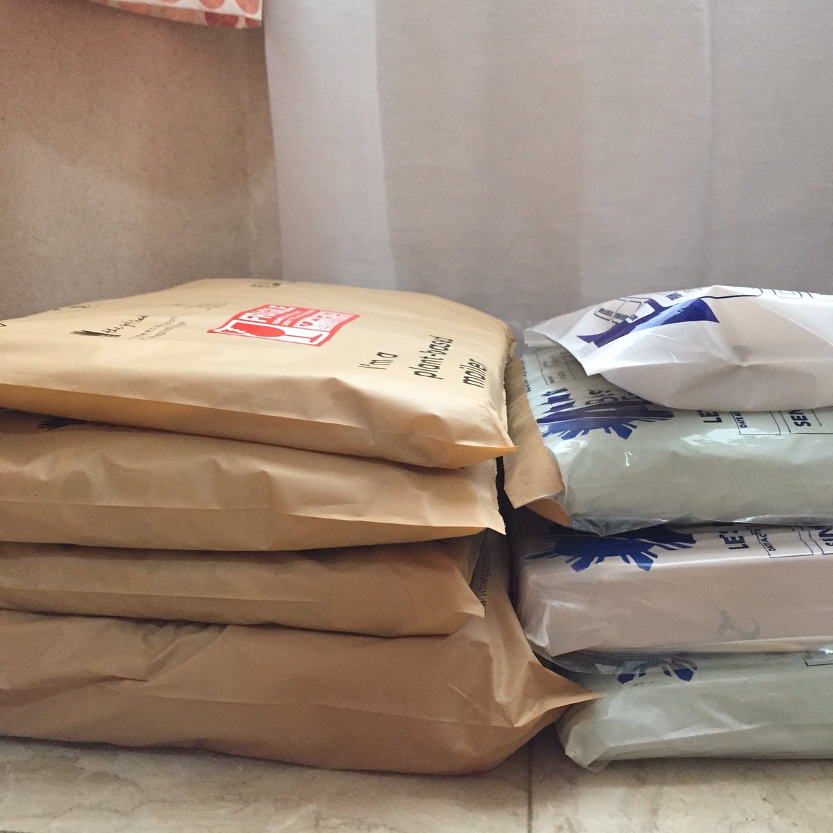 ㅤ 

  「SHIPMENT」 #HUMNLDelivery

  Parcels for pick up today! We ran out of pouches, some shipments will be included tomorrow. 

ㅤ