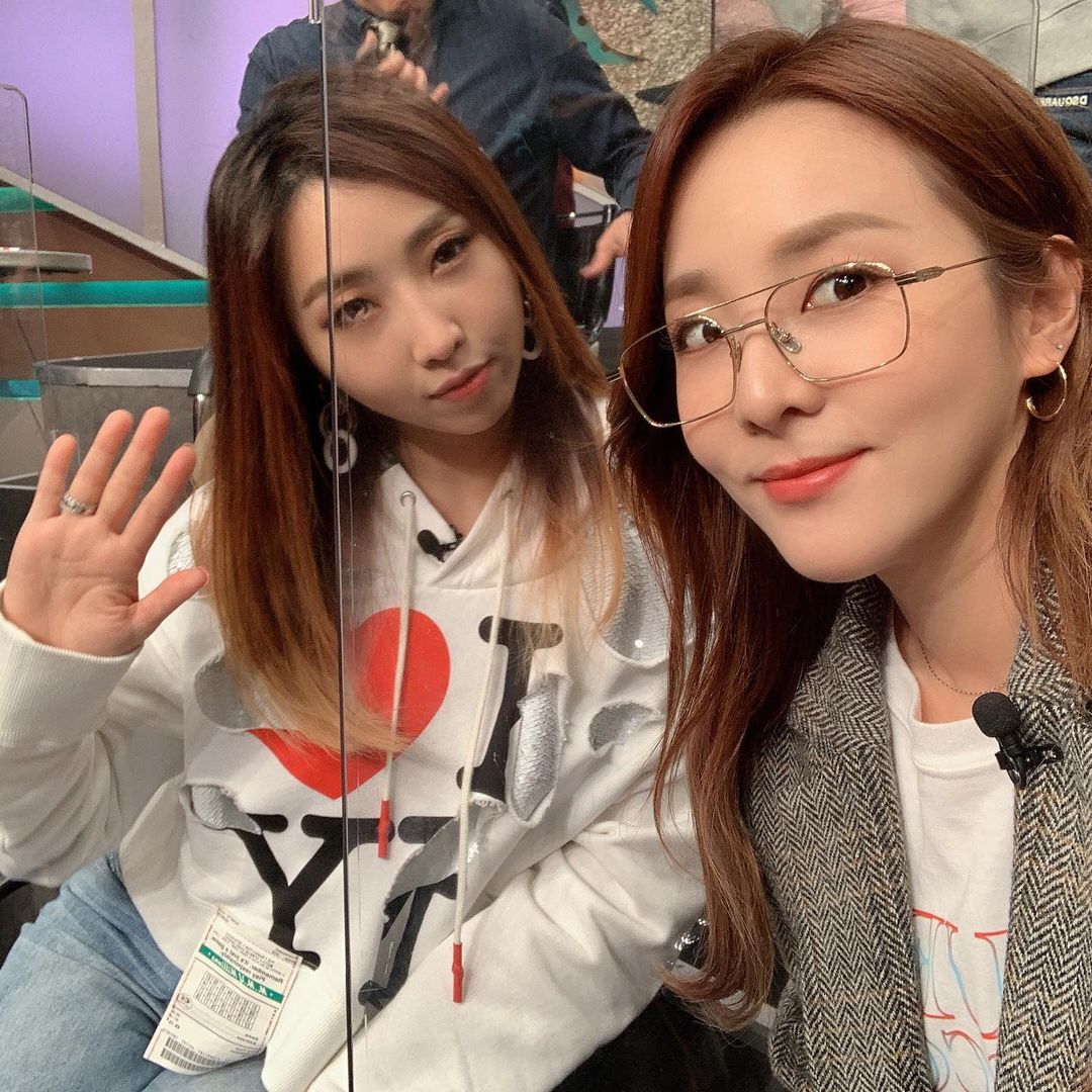 GongMinjiPH's tweet photo. Minzy IG Update 💜
——
이 조합 너무 오랜만이야✨ feat. 방역수칙을 지키는 슬기로운 가수 생활 🎶담쥬 복면가왕 기대해주세요! :) #복면가왕 @daraxxi @w_n_r00 It’s been a while😝
#Repost @mingkki21
.
#Minzy #minzyph #Philippines🇵🇭
#공민지 #MinzyPhilippines #MZPH https://t.co/jN69dKo5vl