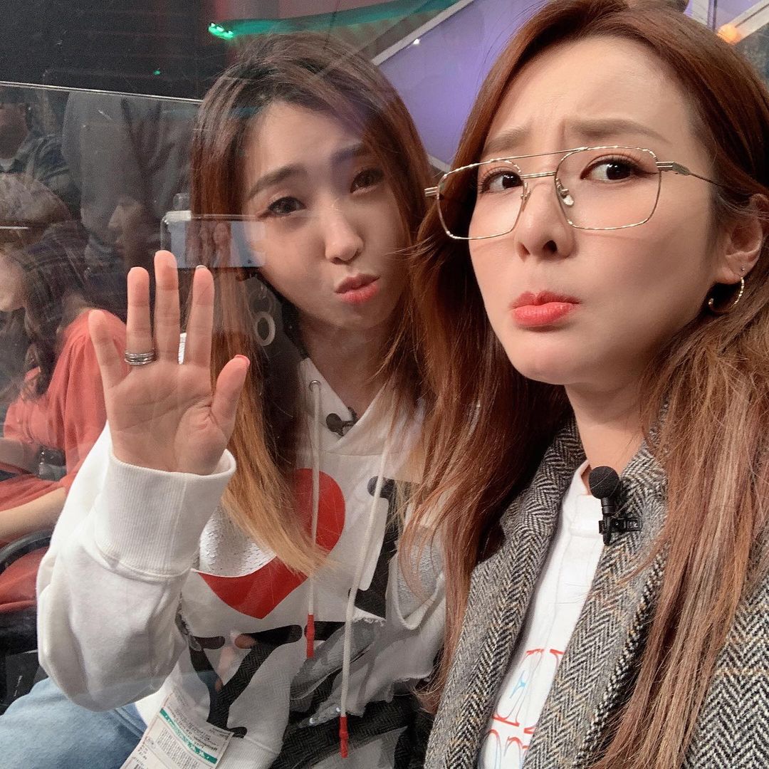 GongMinjiPH's tweet photo. Minzy IG Update 💜
——
이 조합 너무 오랜만이야✨ feat. 방역수칙을 지키는 슬기로운 가수 생활 🎶담쥬 복면가왕 기대해주세요! :) #복면가왕 @daraxxi @w_n_r00 It’s been a while😝
#Repost @mingkki21
.
#Minzy #minzyph #Philippines🇵🇭
#공민지 #MinzyPhilippines #MZPH https://t.co/jN69dKo5vl