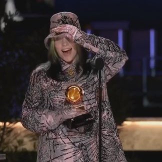 Taylor Swift, Dua Lipa, Harry Styles e Billie Eillish felizes com os seus Grammys esse é o tweet. 
#Grammy2021 #GRAMMYs