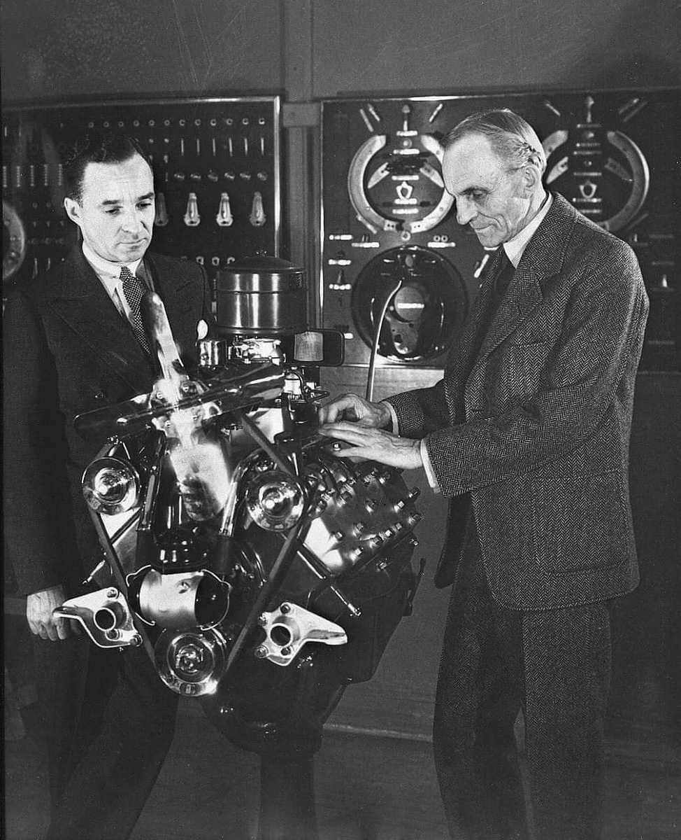 UnnusSystems's tweet image. Henry Ford y su hijo admirando su mayor creación, el Motor V8.
#history #Historia #TechnologyTimes #Science #photography #Fotos #Ciencia #libros