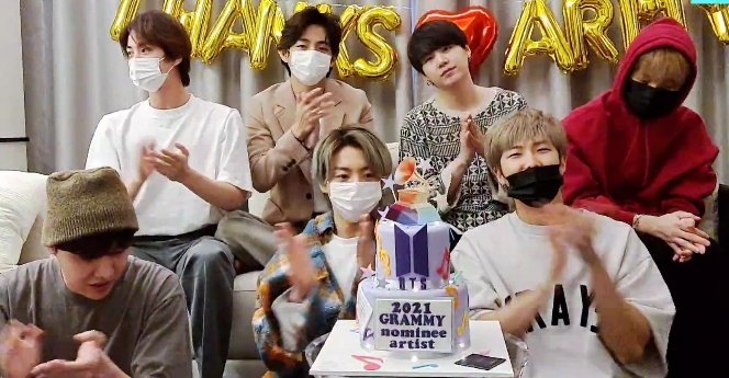 BTStranslation_'s tweet photo. 🐱 For US ARMYs and ARMYs on that side it's night, it's time for them to sleep and it's morning for Korean ARMYs and ARMYs in here
🐨 they must have stayed up the night
🐱 yeah

They also clapped for us 😭
@BTS_twt https://t.co/nC7iqYzRT6