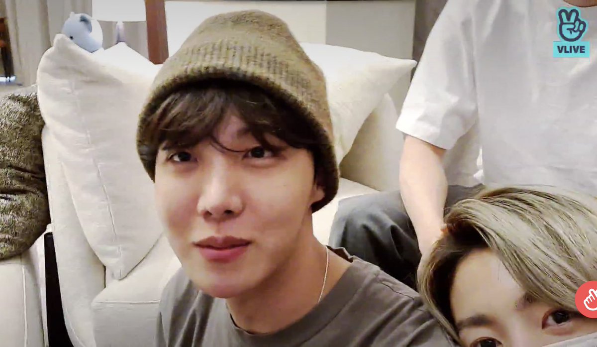 hopekookhr's tweet photo. they are so cute:(( https://t.co/dX84cA2L1D